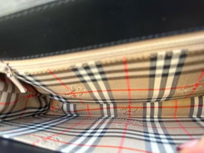 平台券额大买了个包来薅羊毛，卖家拍照特别清晰，360度什么瑕疵都拍出来了，邮政快递就是快好多，赶在年前到手，没到手之前心里就有点忐忑怕背不出去，结果比我预期中的要好太多太多，肉眼根本看不出有瑕疵，而且包包无论内里还是皮革都炒鸡新，保存的很好，空间也非常大，两个手机一...平台券额大买了个包来薅羊毛，卖家拍照特别清晰，360度什么瑕疵都拍出来了，邮政快递就是快好多，赶在年前到手，没到手之前心里就有点忐忑怕背不出去，结果比我预期中的要好太多太多，肉眼根本看不出有瑕疵，而且包包无论内里还是皮革都炒鸡新，保存的很