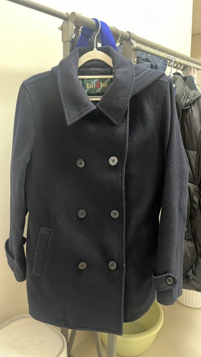 2月份初到的包裹，买的eastboy的大衣，制服斜挎包跟贝纳通的制服皮包，也是淘到好价了，大衣跟贝纳通皮包都不到百的价格，再加上运费积分抵扣，比国内运费更划算，东西质量也在线，皮包一开始担心低价会有瑕疵，结果出乎意料的美品……