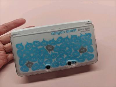这款勇者斗恶龙史莱姆限定的3ds真的很可爱，喜欢很久了，使用了挖煤姬发放的优惠券成功购入，价格很香！拍照服务拍的照片也很清晰。包装也非常好，完美无损的收到了商品，很满意！