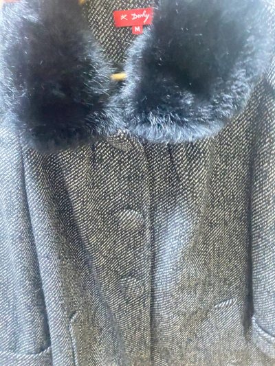 这次在挖煤姬购买了一件古着带领的大衣，收到后很满意，衣服整体版型很好，布料手感也很不错，挖煤姬的物流也很快，包装很好