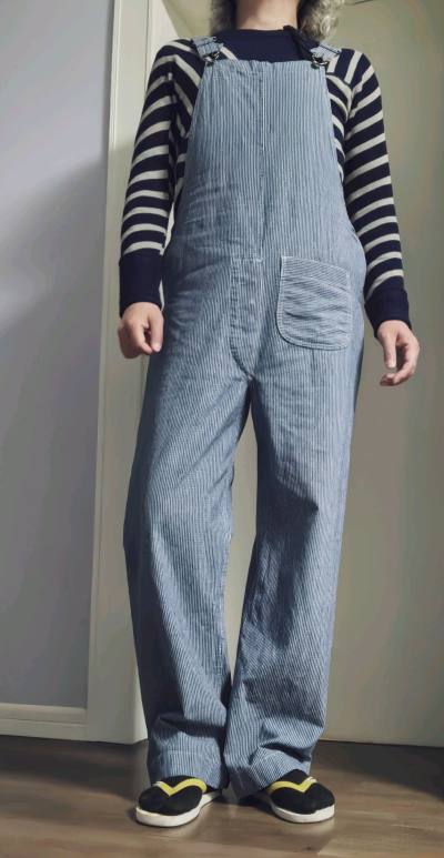 背带裤超级好，重磅的面料，无敌的五金配件，做工完美，上身很合适。衬衫面料柔软细腻，配色好看，扣子也很有特色，总体来说两件都是超出预期的效果。很好的购物体验，因为总值超过海关限额了找了报关行才拿到，虽说又给了一些费用但还是很满意的