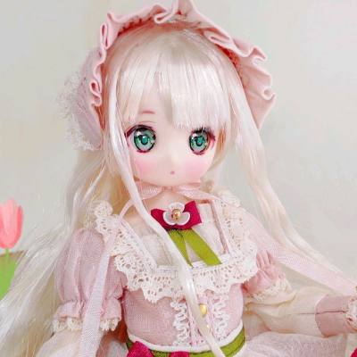 这次入手的娃娃真的超出预期！从包装到细节都很用心，娃娃本体的妆容精致，发色和官图一致，关节活动也很灵活，能摆出各种可爱的造型。我还搭配了两套不同风格的娃衣，一套是复古洛丽塔风，蕾丝和小蝴蝶结的设计很有少女感；另一套是休闲T恤+牛仔短裤，日常感满满。无论是拍照还是把玩...这次入手的娃娃真的超出预期！从包装到细节都很用心，娃娃本体的妆容精致，发色和官图一致，关节活动也很灵活，能摆出各种可爱的造型。我还搭配了两套不同风格的娃衣，一套是复古洛丽塔风，蕾丝和小蝴蝶结的设计很有少女感；另一套是休闲T恤+牛仔短裤，日