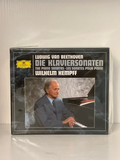 肯普夫演绎的贝多芬钢琴奏鸣曲，以深邃内省与诗意著称。他的诠释融合了古典结构的严谨与浪漫的歌唱性，音色温暖如歌，尤其擅长展现作品中的哲学沉思与人性光辉，被誉为“智性的诗意表达”。