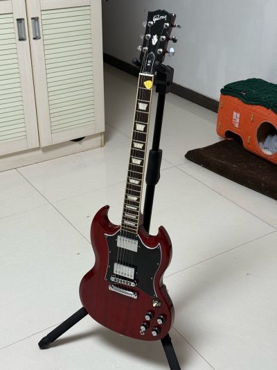 Gibson真的一步到位，音色厚实有灵魂，不管扫弦还是独奏都很有张力。用料扎实、做工精细，稳定性强，舞台与家用都能打。经典就是经典，手感音色无可挑剔，强烈推荐！