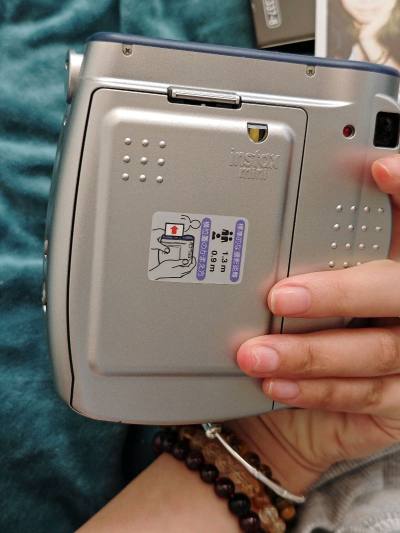 成色比我预想的还要新，几乎和全新机一样，机身没有任何划痕和磕碰，镜头也很干净，完全看不出是二手的。测试了各项功能，闪光灯、快门、出片都很顺畅，拍出来的照片色彩浓郁又有质感，那种复古的氛围感直接拉满，太有那味儿了！