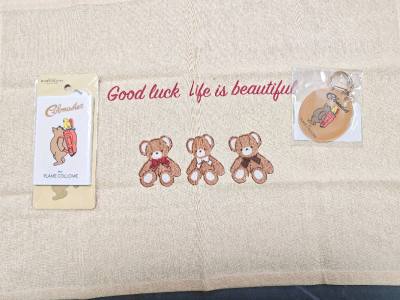 第一次见到彩色的英国熊本熊
平常只看到那个品牌标签的黑白样子
原来英国熊还背着一个小鸟在身上
挺可爱的
餐垫也非常可爱 我本以为是卖家用来拍照用的背景布
收到感觉很惊喜?