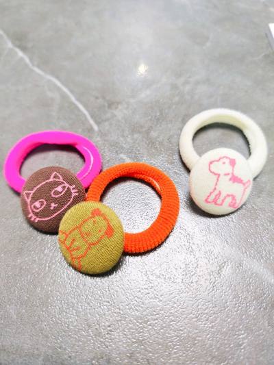 此次又收集了阿朗基的小物件
发圈是狗狗和猫咪的
还有猫咪的扭蛋和狗狗的胸牌
和一个牛图案的手机屏幕擦
不过取出来的时候弹簧绳就断掉了
不过不打紧  可以换成别的链子
希望新的一年继续淘到更多合心的物品~