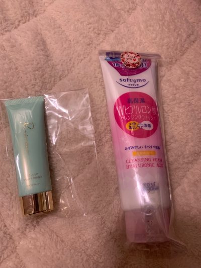 这单到的非常非常快，又是航空件四天就到了，只可惜被税了，年底危险期。这次又拍到很多美好的东西，各种护肤品和化妆品，真是大满足