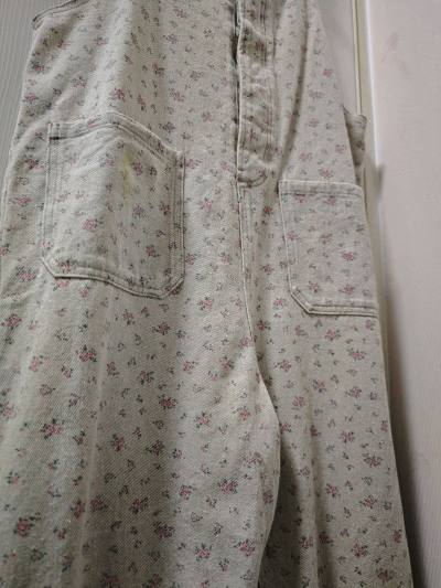 这次在挖煤姬买了好几件衣服，其中的这个碎花背带裤很好看，这个花色很美丽，颜色很好看，肩带可以调节，适合各种身高身材，前后都有口袋很实用，物流也很快，好评好评！！！