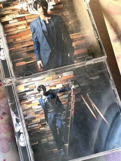 终于收到了我在挖煤姬上购买的10本松下优也的专辑！迫不及待想和大家分享这次购物体验！
首先，快递的速度真是让我惊艳！下单后没多久，专辑就迅速送到了我的手中，完全没有等待的煎熬，真是太爽了！感谢煤炉姬的高效物流，让我可以这么快享受到我心心念念的音乐。
接下来说说包装，...终于收到了我在挖煤姬上购买的10本松下优也的专辑！迫不及待想和大家分享这次购物体验！ 首先，快递的速度真是让我惊艳！下单后没多久，专辑就迅速送到了我的手中，完全没有等待的煎熬，真是太爽了！感谢煤炉姬的高效物流，让我可以这么快享受到我心心念