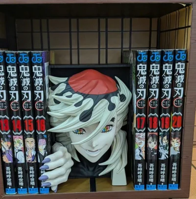 你要信奉小教主还是大教主
磨磨头这两款手办都好重
小童磨一番赏有同样的 但还是更喜欢这个有供奉台的 感觉可以玩很多梗(^ ^?)
