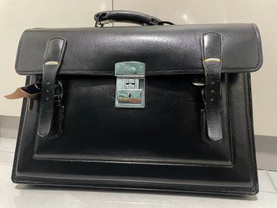 在挖煤姬购物时偶然发现了两个超级好看且复古的制服包，而且价格都很实惠，虽然选择了海运，但是时效也不会特别长，从下单到到手大概20多天，实在是太美了。



