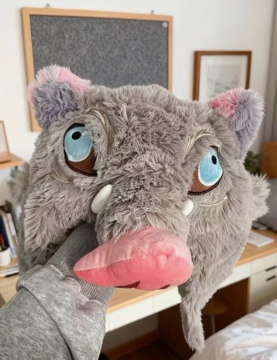 如此软乎乎！如此毛绒绒！！
当时看番的时候就很想将他头套偷过来哈?
质感和我想象的一模一样！！好适合秋冬~
不管了，我要去“猪突猛进”一波了~^(*￣(oo)￣)^~