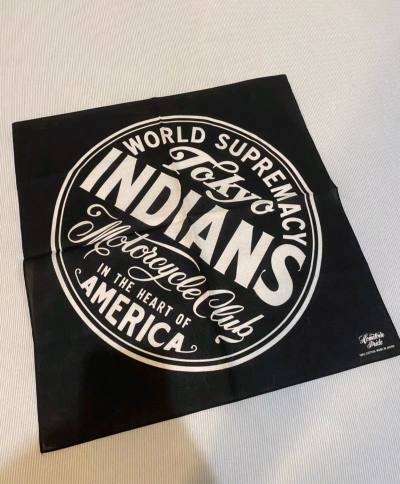 在挖煤姬淘到一张tokyo indians的方巾，50年代的方巾，使用的都是50年代老的方巾底板，有蓝染和黑色两款，每款各发售了20条，超级限量。