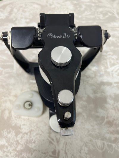这次入手的松风ProArch II G半可调颌架，整体体验非常出色?。

从产品本身来看，它的金属机身质感扎实，调节旋钮阻尼适中，刻度清晰，操作起来精准又顺手。作为Arcon型半调节颌架，它能很好地模拟患者下颌前伸和侧向运动，无论是制作冠桥还是活动义齿，都能提供稳定...这次入手的松风ProArch II G半可调颌架，整体体验非常出色?。

从产品本身来看，它的金属机身质感扎实，调节旋钮阻尼适中，刻度清晰，操作起来精准又顺手。作为Arcon型半调节颌架，它能很好地模拟患者下颌前伸和侧向运动，无论是制作冠