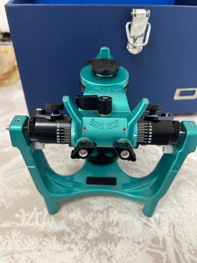 这次入手的YDM半可调颌架，整体体验非常专业且高效
从产品本身来看，它的铝合金机身轻盈又坚固，哑光绿的漆面质感细腻，双侧髁导刻度清晰，前伸与侧方运动调节阻尼均匀，无论是取模还是排牙，都能稳定还原患者的咬合轨迹，大大提升了修复体的精准度和适配性。

物流和包装也很用心...这次入手的YDM半可调颌架，整体体验非常专业且高效
从产品本身来看，它的铝合金机身轻盈又坚固，哑光绿的漆面质感细腻，双侧髁导刻度清晰，前伸与侧方运动调节阻尼均匀，无论是取模还是排牙，都能稳定还原患者的咬合轨迹，大大提升了修复体的精准度和适