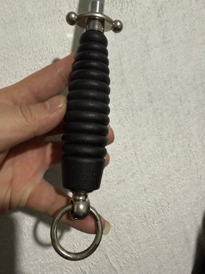 这是一把来自德国著名刀具品牌 Wüsthof（三叉牌） 的专业磨刀棒（Honing Steel）GERMANY，表明它是德国索林根（Solingen）制造的三叉牌产品，索林根是世界闻名的刀具之都。圆标（三叉戟在圆内），表明它是 1980–1998年 之间生产的产品，...这是一把来自德国著名刀具品牌 Wüsthof（三叉牌） 的专业磨刀棒（Honing Steel）GERMANY，表明它是德国索林根（Solingen）制造的三叉牌产品，索林根是世界闻名的刀具之都。圆标（三叉戟在圆内），表明它是 1980–