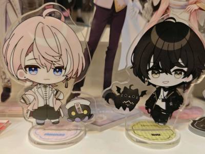 赶在年前小小小包裹飞回来陪我过年  终于凑成一对了
本来以为收不到了 没想到被我秒切到 感谢挖煤姬 还得是你啊
卡片 和 立牌都包裹得好好的 安全到达 美哉美哉