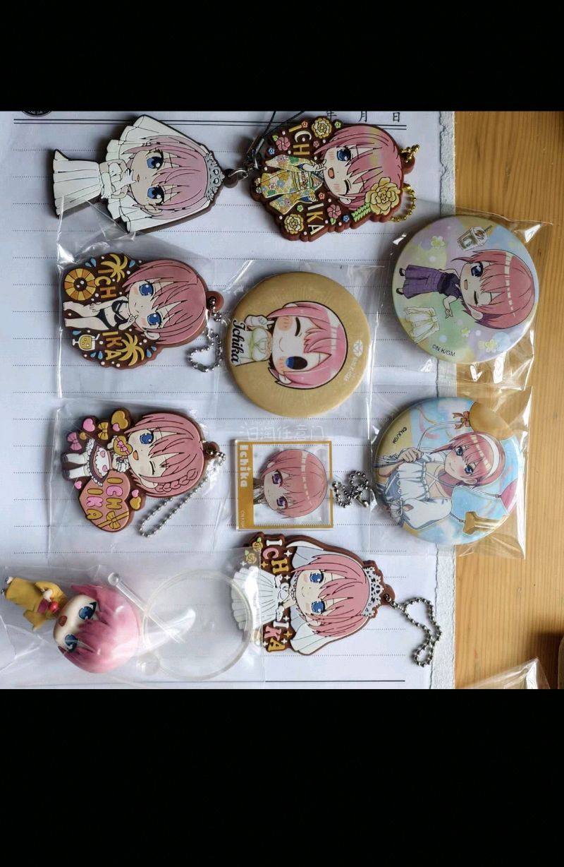 煤炉上面有很多绝美的谷子，而且价格也很美丽，商家人也很好，打包了一个一花的小盘送了些小卡，竹蜻蜓的物流速度也和前几次大差不差