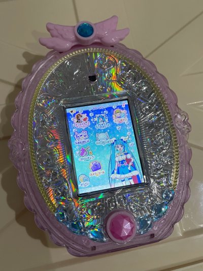 这款光之美少女幻境平板颜值爆表?，粉银外壳搭配炫彩镭射纹，小翅膀与宝石点缀超梦幻，开机就是可爱的光美角色，少女心直接拉满，把玩起来幸福感爆棚✨