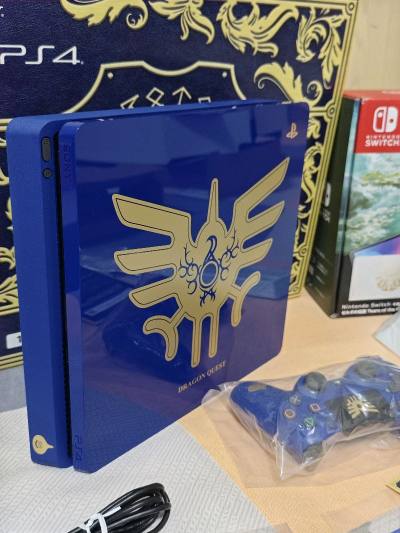 PS4 Slim勇者斗恶龙限定版（罗德版）颜值拉满，非常新，几乎无划痕。蓝色+金纹章+史莱姆元素满满，黄金史莱姆USB盖超精致。性能与普通Slim一致，轻薄静音、运行稳定。日版限定、收藏价值高，DQ粉必入；非刚需玩家更看重颜值与情怀，日常游戏完全够用。