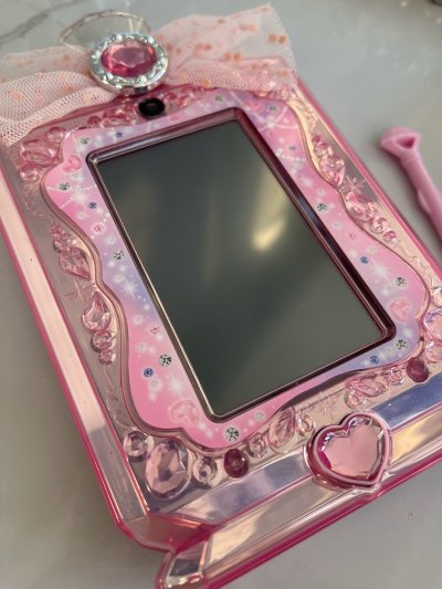 这款少女心满满的游戏机也太梦幻了吧！粉紫渐变的外壳镶满水钻，蕾丝蝴蝶结和大粉宝石按键超吸睛，界面里的可爱丽佳娃娃和小游戏，让人瞬间沦陷在甜美的世界里～