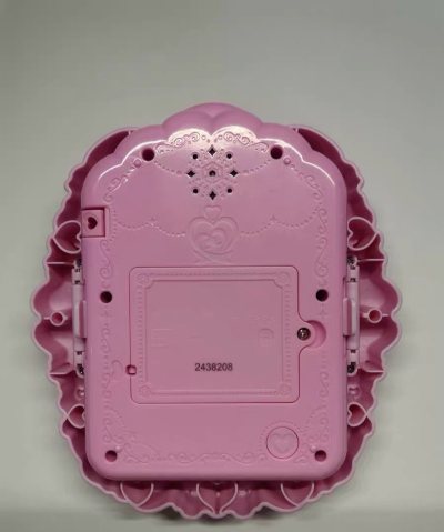 这款光之美少女游戏机好梦幻！粉粉的爱心钻饰和浮雕花纹，搭配精致的未来水晶，仿佛一秒进入魔法世界，每一处细节都戳中少女心，让人爱不释手～