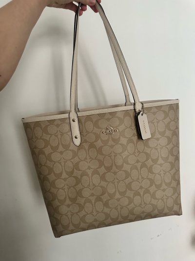 包包特别新 虽然简介里面写肩带受损 其实拿到手可以忽略不计 奶茶色特别好看百搭！太喜欢了 托特四角没有明显损伤 特别值