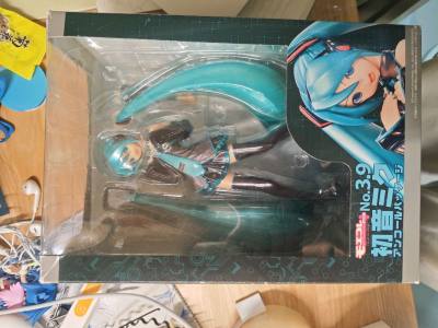 这款初音公式服手办，我已经蹲了很久了，终于好价蹲到了。而且这一套下来包括国际运费等等，最后的价格也是非常的划算，这让我很兴奋，很开心，很满意。平台的服务也非常好，整体使用下来，很难不支持。