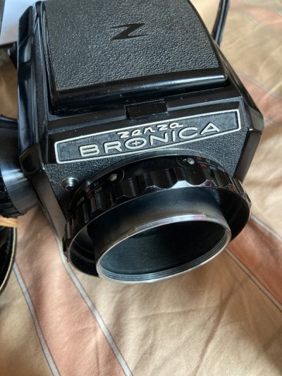 一直觉得勃朗尼卡是模仿哈苏但超越哈苏的存在，1/1000s的快门速度吊打哈苏500系列，尼克尔镜头的加持也比肩蔡司，通过挖煤姬顺利海淘到家哎