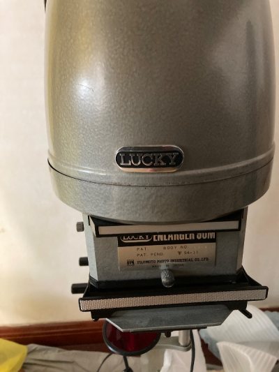 一直缺少一台可以放66画幅以上的放大机，于是决定海淘，放大机有很多易损件，通过挖煤姬的精心包装，也是平安到家哎了