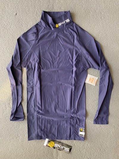 作为资深的安德玛粉丝，念念不忘的是日版紧身衣，这次蹲了很长时间，一口气把2件UA紧身裤、6件紧身衣以及1件Skins棒球长袖内衬收入囊中。值得一提，App收藏订阅和议价功能非常实用，砍价成功的概率很高，合单操作也非常方便，运输速度也足够标准化?