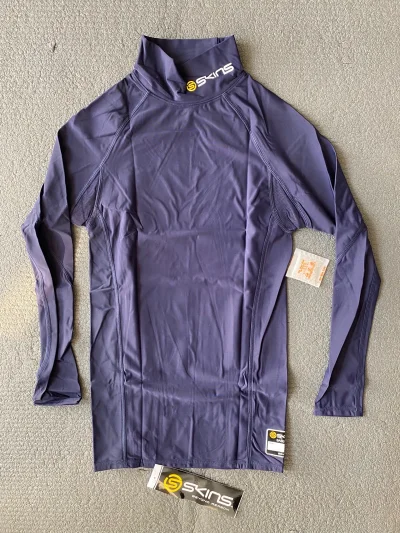 作为资深的安德玛粉丝，念念不忘的是日版紧身衣，这次蹲了很长时间，一口气把2件UA紧身裤、6件紧身衣以及1件Skins棒球长袖内衬收入囊中。值得一提，App收藏订阅和议价功能非常实用，砍价成功的概率很高，合单操作也非常方便，运输速度也足够标准化?