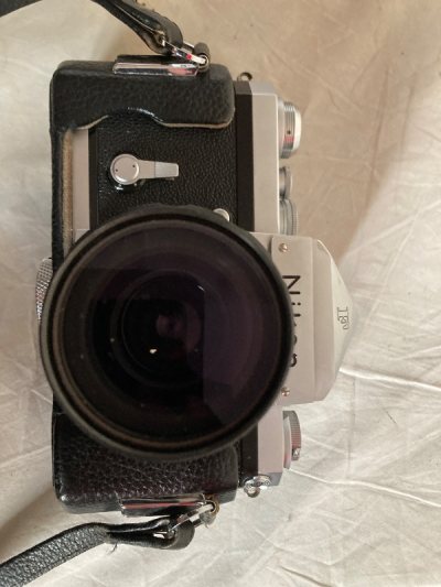 尼康尖顶大F是一代单反中的经典，远超莱卡的过片手感和坚实耐用的机身让其成为胶片时代很多摄影师的心头好，通过挖煤姬顺利海淘到家哎