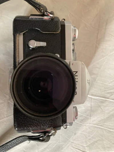 尼康尖顶大F是一代单反中的经典，远超莱卡的过片手感和坚实耐用的机身让其成为胶片时代很多摄影师的心头好，通过挖煤姬顺利海淘到家哎