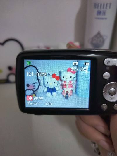 它的复古质感太绝了，拍出来的照片自带柔焦滤镜，色彩浓郁又有胶片感，完全是现在手机修不出来的氛围感。操作简单，按键清晰，随手就能拍出充满故事感的照片，记录日常、拍可爱的Hello Kitty都超合适。
 机身小巧轻便，揣在口袋里毫无负担，出门带着随时能定格美好瞬间。成...它的复古质感太绝了，拍出来的照片自带柔焦滤镜，色彩浓郁又有胶片感，完全是现在手机修不出来的氛围感。操作简单，按键清晰，随手就能拍出充满故事感的照片，记录日常、拍可爱的Hello Kitty都超合适。
 机身小巧轻便，揣在口袋里毫无负担，出