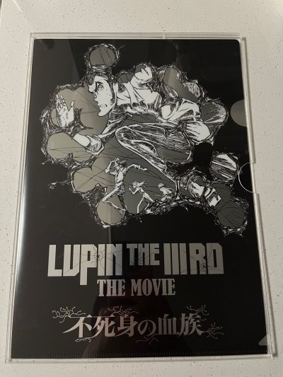 小池健鲁邦三世系列最终章的电影谷子，鲁邦太帅了，可惜现在还不能看到，先把周边买了再说，这个文件夹非常好看还有点反光的效果



