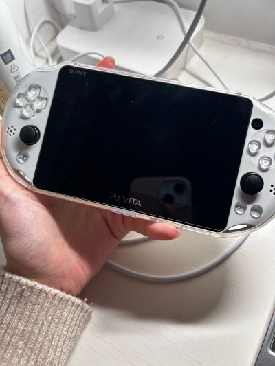 小时候就非常想有一台psv玩游戏，在新年之前终于实现了自己的愿望
在各大平台做功课，最终选择了在挖煤姬切煤，流程对于切煤小白也非常地简单易懂，蹲了几天之后终于拿下这台psv2000，卖家还送了内存卡和游戏，游戏机功能也完好，超级开心?过年期间可以美美玩游戏啦