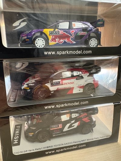 这次一口气从同一个买家处入了三台全新的WRC Safari的拉力车，还好都没有“翻车”。卖家打包保护做得很到位，挖煤姬周转也很流畅，本来以为要节后才能收到，没想到大年初一就收到了，也算是新年的礼物了。



