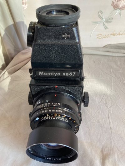 rb67是67画幅里最坚实的存在，曾经的影楼机，现在已飞入寻常百姓家，这台相机是测光烟囱顶，比较少见，通过挖煤姬顺利海淘到家


