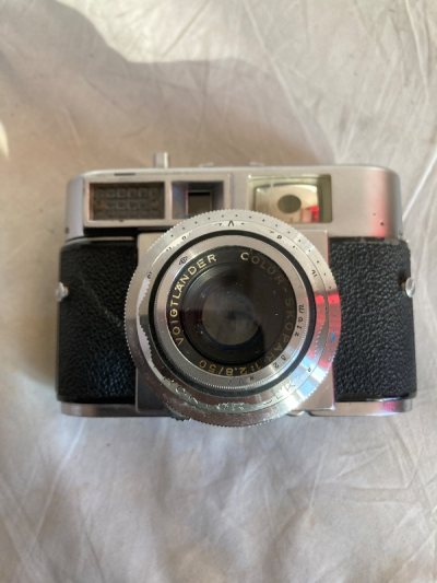 福伦达小钢蛋是一台坚实小巧的旁轴机器，几十年过去，拿到手上镀铬依旧完好如初，西德工艺可见非同一般，通过挖煤姬顺利海淘到家