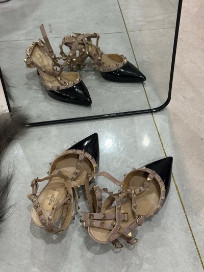 一直以来都很喜欢valentino的鞋，尤其是铆钉鞋很显气质，这次又日淘到了一双成色比较好的三环铆钉鞋，比二环好穿，成色也还不错呢