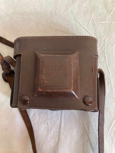 蔡司伊康是120折叠机里神一样的存在，蔡司镜头带来的优异成像以及德国工艺带来的坚实小巧机身，丝毫看不出岁月在这台相机上有任何痕迹，通过挖煤姬顺利海淘到家哎


