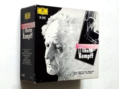向威廉.肯普夫大师致敬！法国DG公司出了这套5cd, 封面有获得的法国金唱片和音乐协会大奖logo, 和宝利金中古碟红色logo，一代钢琴大师肯普夫弹奏的巴赫，贝多芬，勃拉姆斯，李斯特，莫扎特，舒伯特作品浓缩在这套5张的特典纪念套装里。
