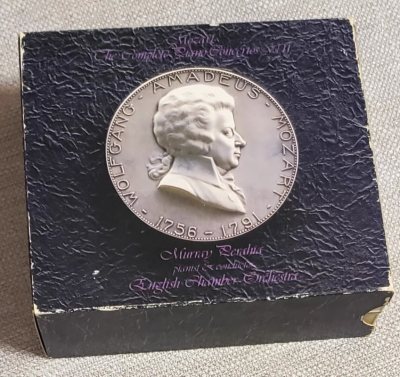 企鹅三星带花最高荣誉，美国钢琴大师佩拉西亚莫扎特钢琴协奏曲全集，企鹅评述，佩拉西亚的这套唱片是非凡的成就，充满诗情的演奏别具一格，奇妙如歌的旋律线沁人心脾，录音质量一流。


