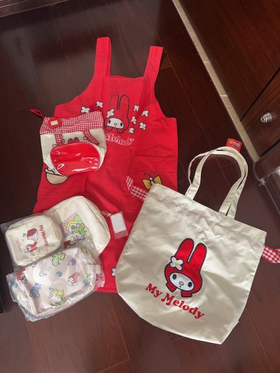 每个都很喜欢，红色围裙当背景刚刚好。
红格子和白色包包绝配。
最惊喜的是最后一张图，打开包包里面还有两个包包，感觉赚翻了！