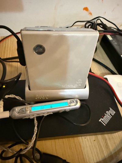 夏普 MD-DS77 是 2004 年发布的一款MD单放随身听，被誉为夏普单放“末代机皇”，以出色的解析力和独特的1bit放大技术闻名，但目前仅能在二手市场寻觅，且存在“暴毙”风险。

? 核心参数

• 核心技术：搭载1-bit H.A 数字放大芯片与杜比耳机系统...夏普 MD-DS77 是 2004 年发布的一款MD单放随身听，被誉为夏普单放“末代机皇”，以出色的解析力和独特的1bit放大技术闻名，但目前仅能在二手市场寻觅，且存在“暴毙”风险。

? 核心参数

• 核心技术：搭载1-bit H.A