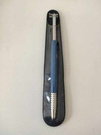 2.0mm的粗铅芯，是它最大的魅力所在。下笔时，线条粗细均匀，阻尼感恰到好处，既有铅笔的颗粒感，又不会像0.5mm那样容易断芯。无论是快速速写、勾勒草图，还是长时间书写，都能保持流畅稳定。这种“扎实”的笔触，能给人一种强烈的掌控感，仿佛每一笔都落在实处。