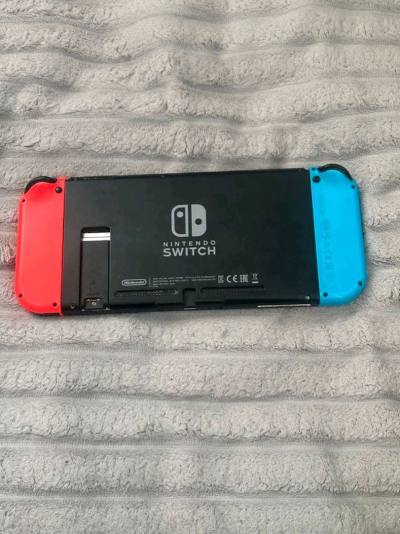 等了一个多月，终于等到海淘的Switch续航版！21年日版，包装严实无磕碰。经典红蓝配色颜值在线，续航比老款强太多，掌机玩半天不用充。支持TV/桌面/掌机三模式，体感、双人玩都很稳。性价比拉满，物流靠谱，坐等游戏卡带，宅家快乐到位！早说改进，就是switch只能海运...等了一个多月，终于等到海淘的Switch续航版！21年日版，包装严实无磕碰。经典红蓝配色颜值在线，续航比老款强太多，掌机玩半天不用充。支持TV/桌面/掌机三模式，体感、双人玩都很稳。性价比拉满，物流靠谱，坐等游戏卡带，宅家快乐到位！早说改