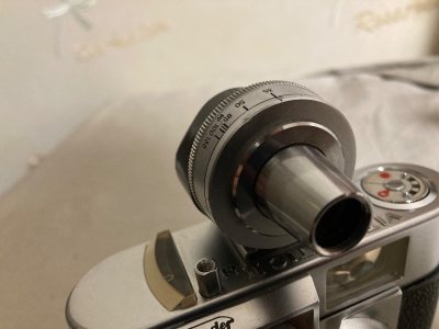 经常玩旁轴的老铁们知道 换镜头是一件很麻烦的事情 因为旁轴相机的取景器范围有限，所以有时候只能通过外置取景器来解决，这次通过挖煤姬海淘了一个非常精致的取景器